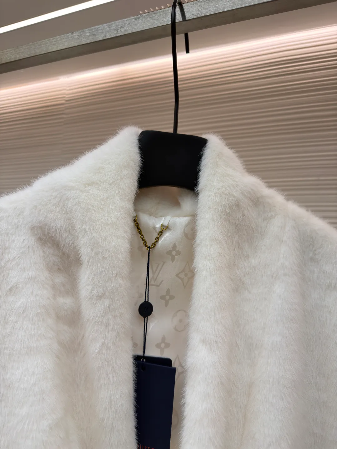 LOUIS VUITTON x Nigo joint mink fur V-neck kimono style fur ●Original version: 169000 purchased and developed ●Item number: 1681868-C30 ●Fabric: mink fur fabric ●Technology: Positioning cutting machine ●Color: white ●Version: version ●Weight: about 910 grams ●Size: 46-48-50-52 ●Description: - The fabric is made of high-quality North American mink hair, which is hand-sorted and screened to ensure uniform hair needle length and fluff density, smooth touch and strong luster. The tailoring adopts an unlined minimalist structure, and is stitched by hand to avoid stitching marks that damage the overall texture. The neckline is designed with a wide fold, and the edges are trimmed with invisible hand stitching, so that it drape naturally without being stiff. The cuffs are made of the same material and are furred, and a thin interlining is added on the inside to keep them fluffy and not easily deformed. The pockets are embedded in design, and the edges of the openings are hand-stitched to seamlessly connect with the texture of the body. The interior is equipped with the brand's exclusive satin lining, the label is fixed with a custom hanging chain, and the details reflect high-end craftsmanship standards. The overall wiring is straight and delicate, the fabric is comfortable and soft, and the color is consistent without color difference. It can be matched with the same style to create a fashionable look and control various occasions. Customized accessories, complete with three standards, same style for men and women!